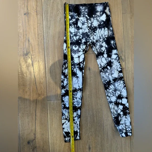 Peach leggings with compression at waist and sides. Size M. Black & white marble - Picture 6 of 7